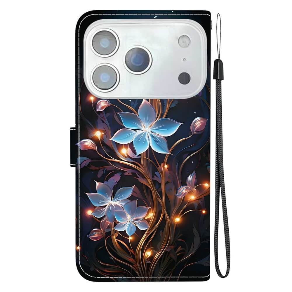 Die Cover-Discount iPhone 17 Pro Max Handytasche Klapphülle Motiv zeigt ein blau-goldenes Blumenmuster und bietet mit Handgelenkriemen rechts stylischen Schutz für dein Smartphone.