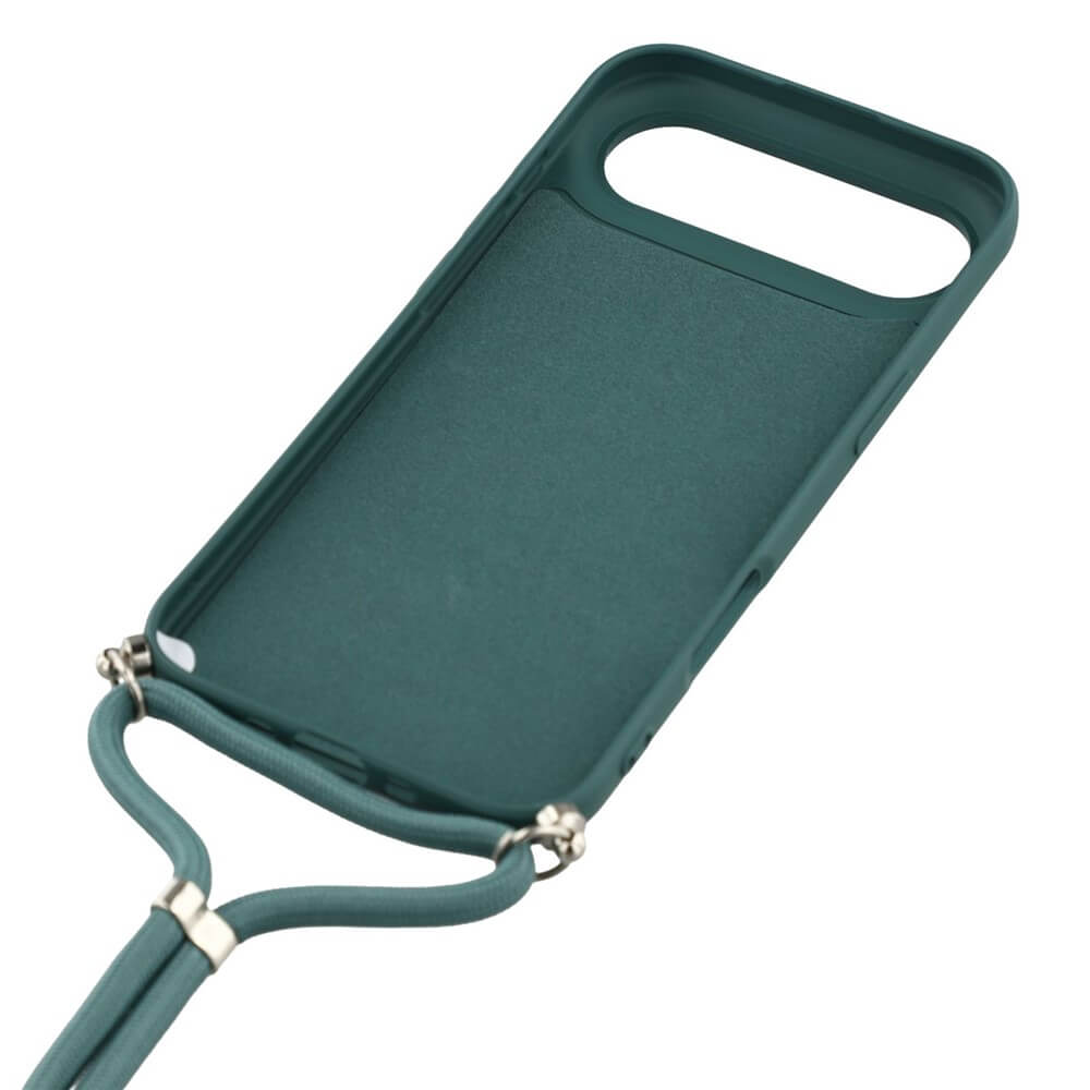 Die Cover-Discount iPhone 17 Air - Hülle mit Umhängeband in Grün, inklusive passender Handykette und Metallverbindern, wird schräg auf weißem Hintergrund gezeigt.