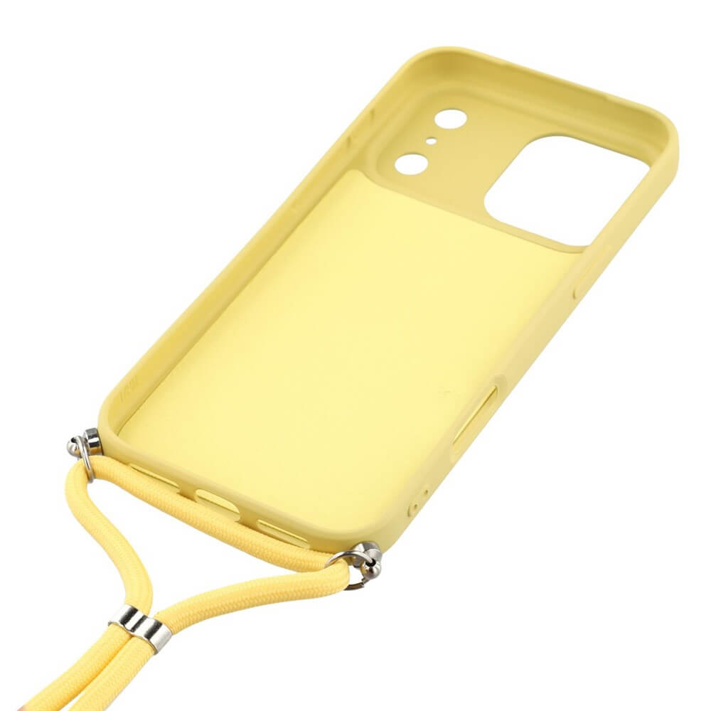 Die Cover-Discount iPhone 17 Pro Max - Hülle mit Umhängeband in Gelb besteht aus flexiblem Silikon, hat präzise Ausschnitte für Kamera, Tasten und Anschlüsse und wird auf weißem Hintergrund gezeigt.