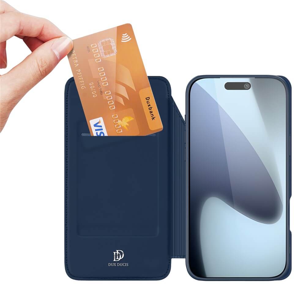 Eine Hand steckt eine Kreditkarte in das blaue Dux Ducis Skin Pro Flip Case, in dem sich ein Smartphone befindet. Es bietet stilvollen Schutz für Ihr iPhone 17 Pro Max.