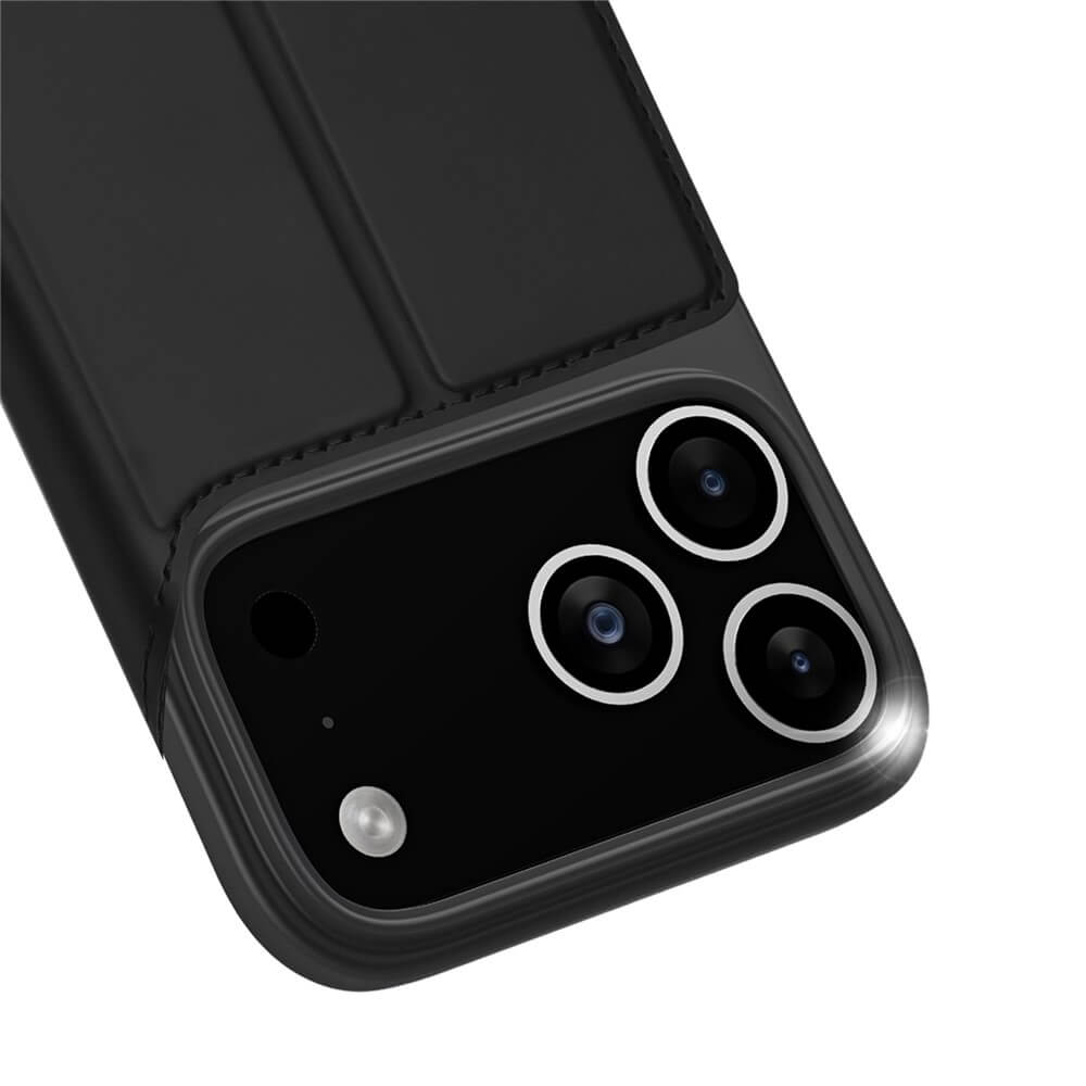 Nahaufnahme eines Dux Ducis Skin Pro Flip Case für das iPhone 17 Pro, das die dreifache Rückkamera des Telefons hervorhebt.