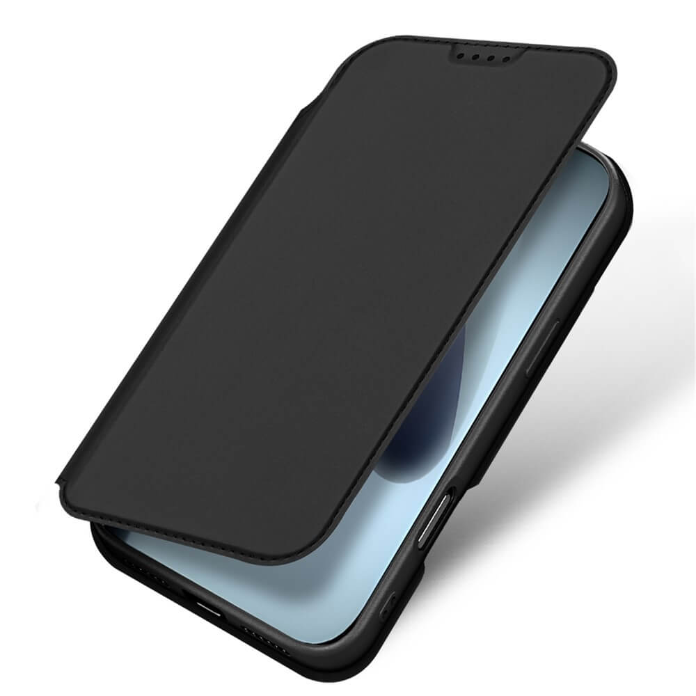 Ein Dux Ducis Skin Pro Flip Case für iPhone 17 Pro, in schwarz und teilweise geöffnet, um einen blauen Bildschirm zu enthüllen, wird in einem Winkel betrachtet.