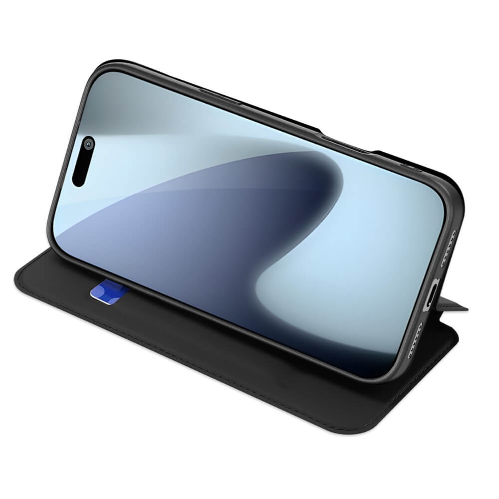 Das iPhone 17 Pro ruht in einem schwarzen Dux Ducis Skin Pro Flip Case mit Kartenschlitz, das horizontal aufgestellt ist und ein leicht abstraktes Hintergrundbild auf dem Bildschirm anzeigt.