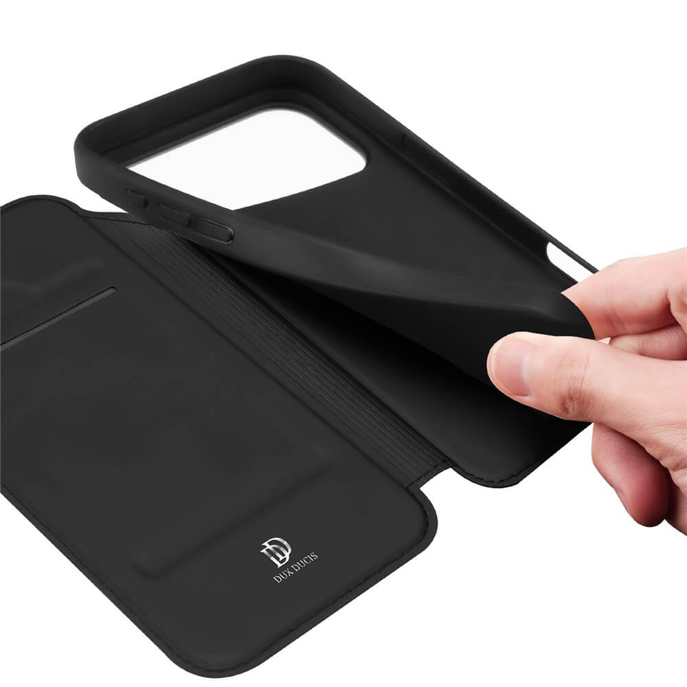 Eine Hand nimmt das Dux Ducis Skin Pro Flip Case für iPhone 17 Pro aus einer passenden Brieftaschenhülle mit Kartenfach.