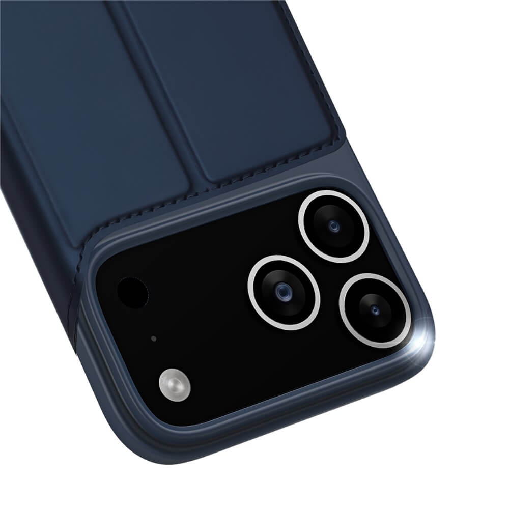 Nahaufnahme der rückwärtigen Kameras eines Smartphones mit dem dunkelblauen Dux Ducis Skin Pro Flip Case für iPhone 17 Pro, das über einen praktischen Kartenschlitz verfügt.