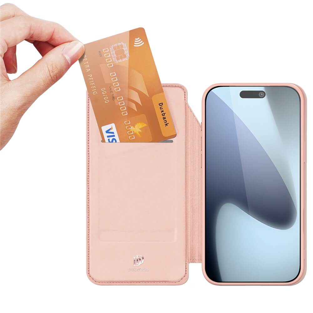 Eine Hand steckt eine Kreditkarte in das Kartenfach eines rosa Dux Ducis Skin Pro Flip Case für iPhone 17 Pro.