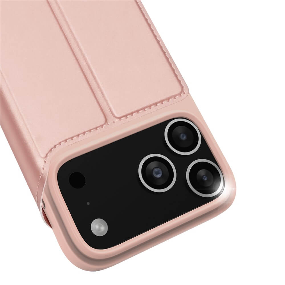 Nahaufnahme des Dux Ducis Skin Pro Flip Case für das iPhone 17 Pro mit pinkfarbenem Design, Kameraausschnitt für drei Objektive und praktischem Kartenfach für zusätzlichen Komfort.