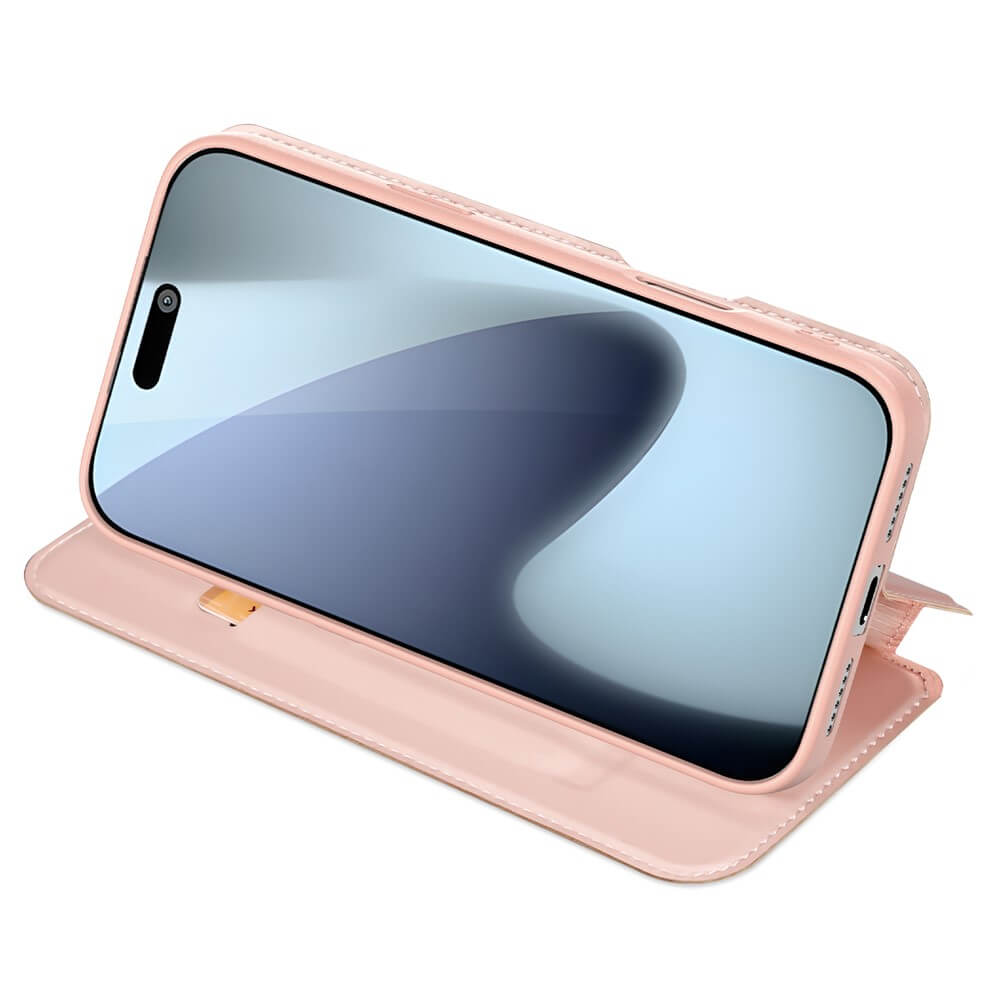 Das iPhone 17 Pro wird in einem rosafarbenen Dux Ducis Skin Pro Flip Case mit Kartenfach gezeigt, das zum Betrachten waagerecht aufgerichtet ist.