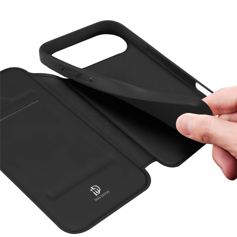 Das Dux Ducis Skin Pro Flip Case für das iPhone 17 Air, eine schwarze Hülle im Brieftaschen-Stil mit Kartenfächern und flexiblem Design von Dux Ducis, in der Hand.