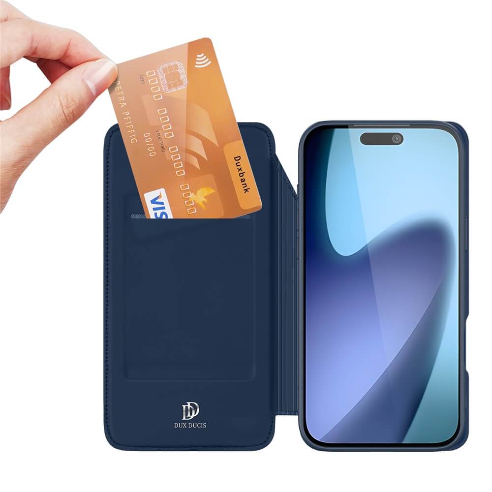 Eine Hand legt eine Kreditkarte in eine Dux Ducis Skin Pro Flip Case Brieftasche neben einem iPhone 17 Air von Dux Ducis, das mit einem blauen Bildschirm angezeigt wird.