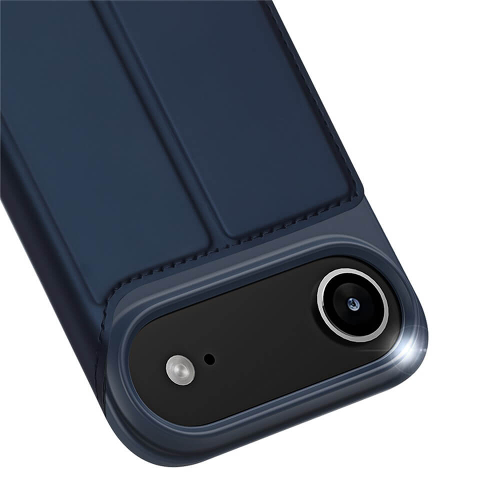 Nahaufnahme des Dux Ducis Skin Pro Flip Case in Marineblau, das den Kamera- und Blitzbereich auf der Rückseite eines iPhone 17 Air zeigt, von Dux Ducis.