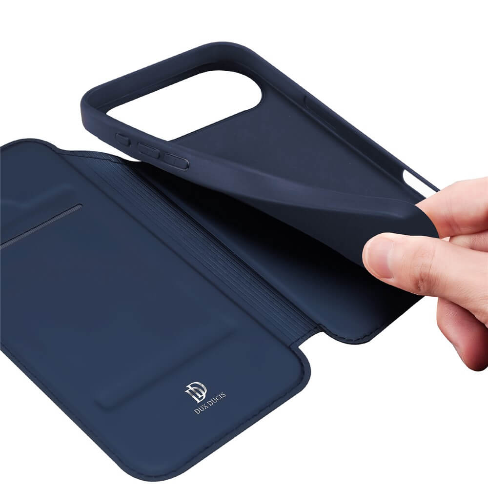 Eine Hand hebt ein Dux Ducis Skin Pro Flip Case für das iPhone 17 Air in Marineblau an, das eine Hülle für die Brieftasche und Kartenfächer enthält.