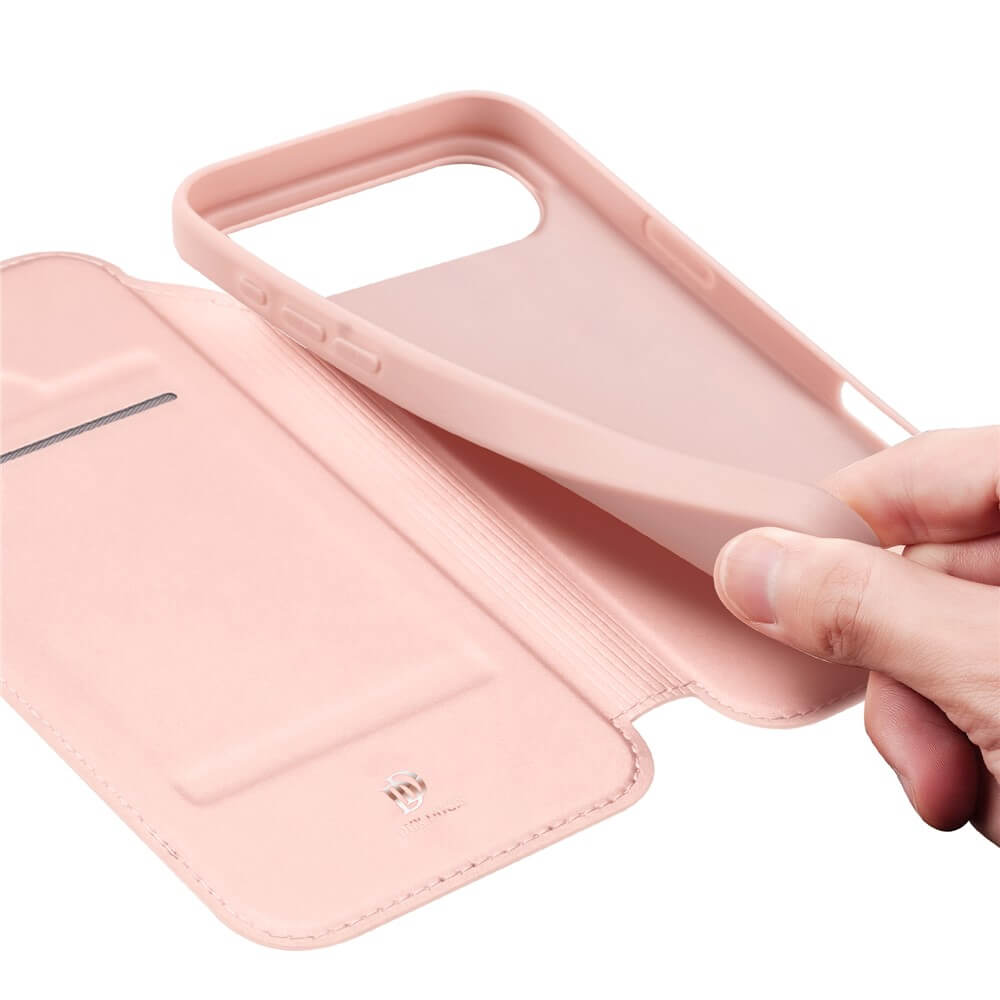 Eine Hand biegt das Dux Ducis Skin Pro Flip Case für iPhone 17 Air und zeigt das flexible Material dieser Hülle von Dux Ducis.