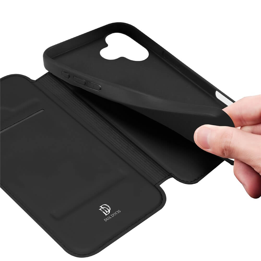 Eine Hand hebt das Dux Ducis Skin Pro Flip Case für das iPhone 17 an und hebt seine Hülle mit Kartenschlitzen und flexiblem Material hervor - eine ideale Schutzhülle von Dux Ducis.