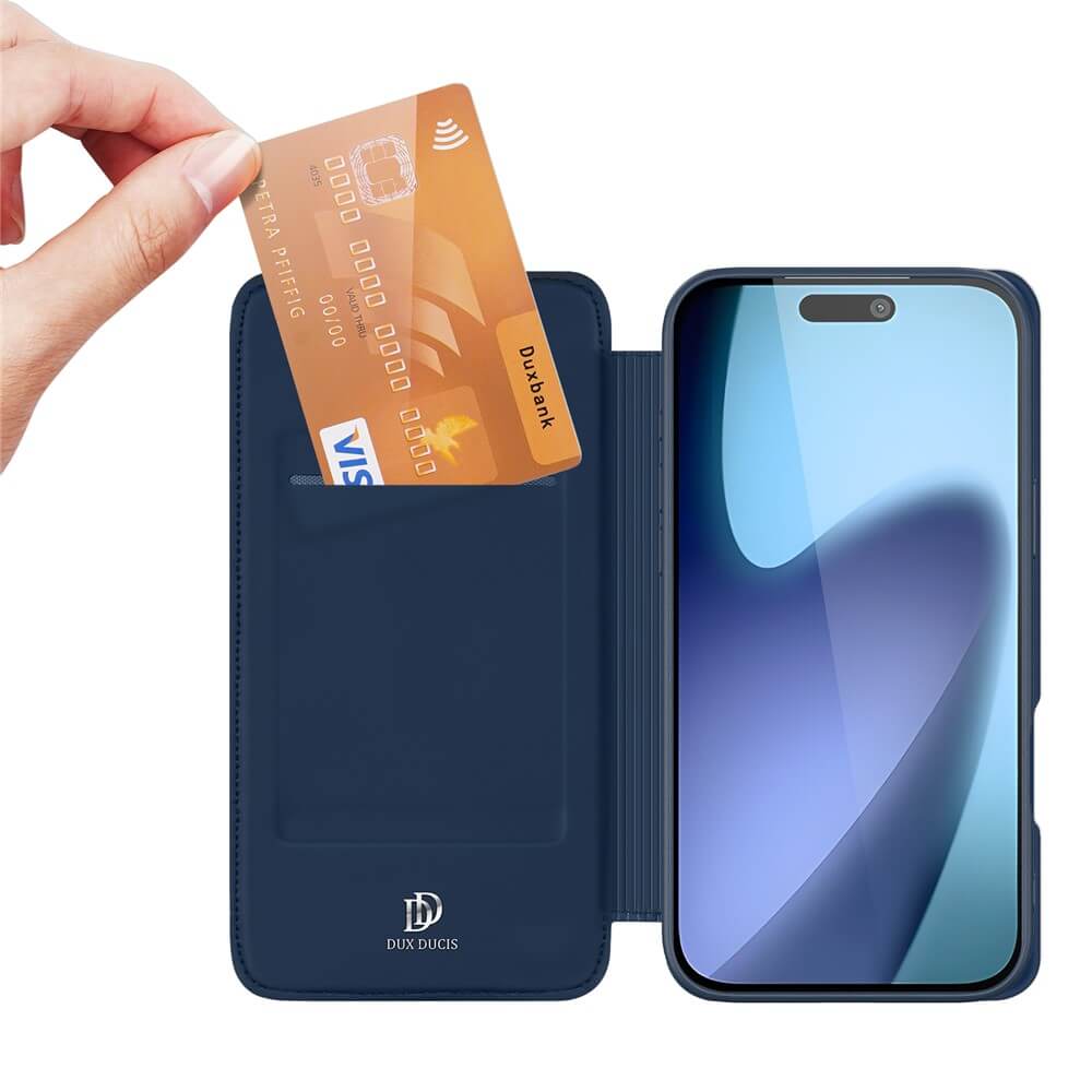 Eine Hand steckt eine Kreditkarte in den Schlitz eines marineblauen Dux Ducis Skin Pro Flip Case für iPhone 17, in dem sich ein Smartphone befindet.