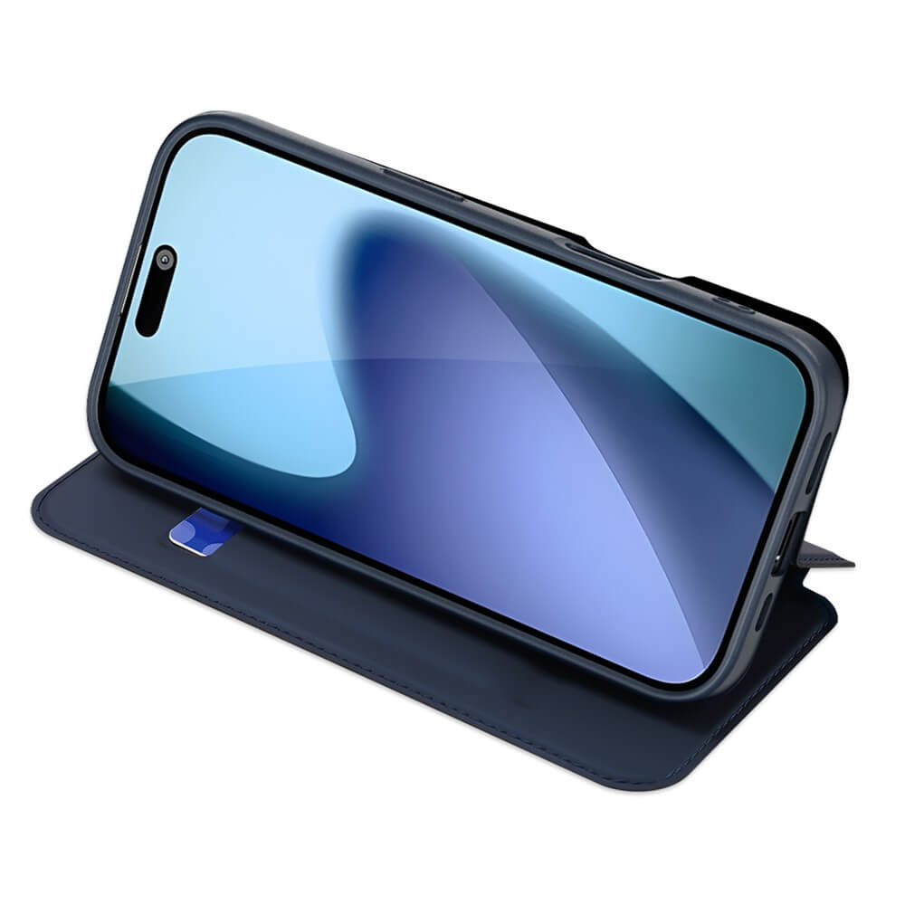 Ein iPhone 17 in einem blauen Dux Ducis Skin Pro Flip Case von Dux Ducis ist horizontal positioniert und zeigt ein praktisches Kartenfach im Inneren der Hülle.