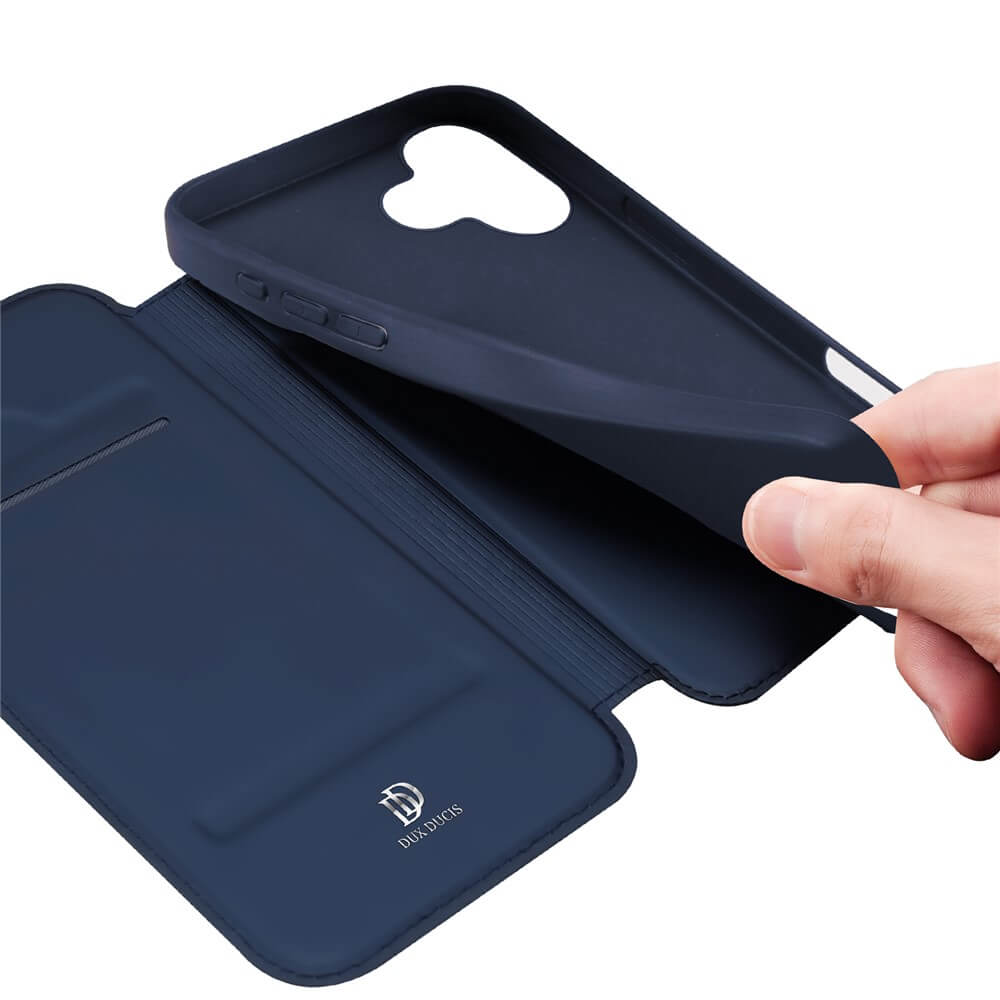 Eine Hand hebt ein marineblaues Dux Ducis Skin Pro Flip Case für das iPhone 17 mit Kartenschlitz und klappbarem Deckel.