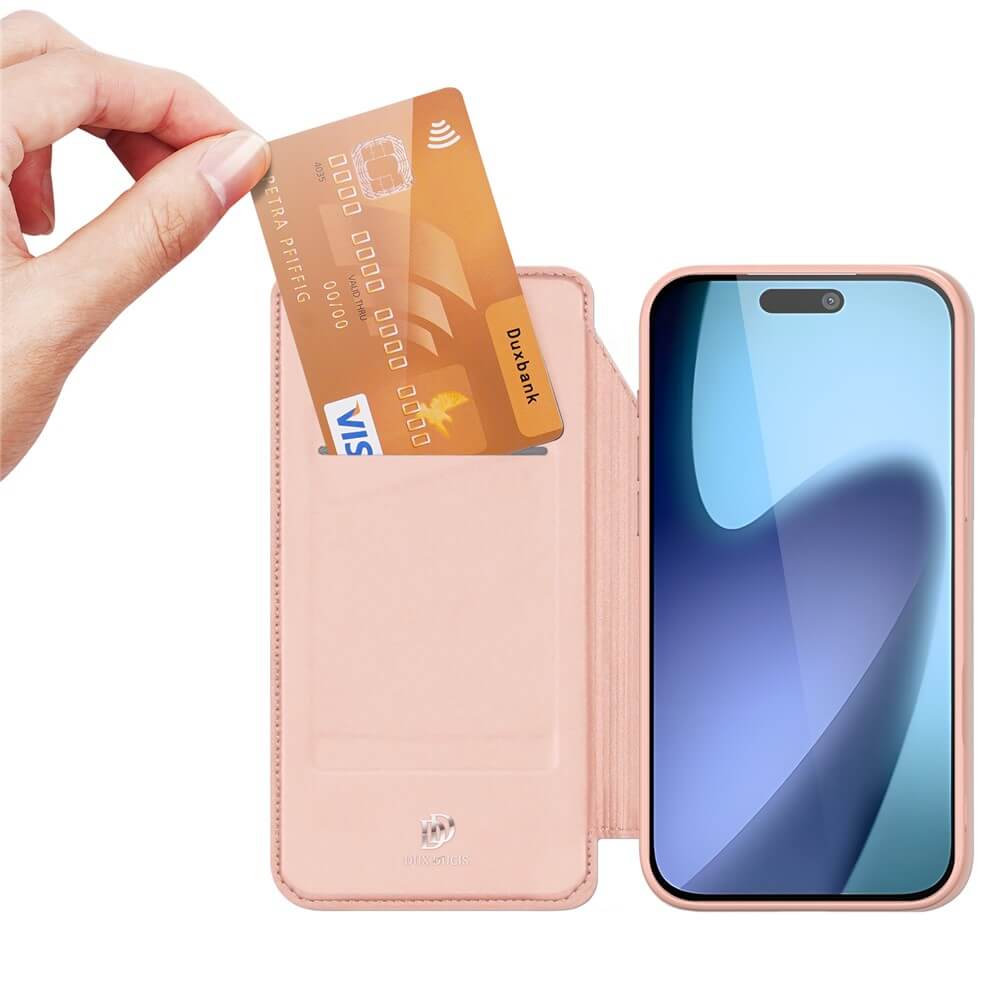 Eine Hand schiebt eine Kreditkarte in den Schlitz des rosafarbenen Dux Ducis Skin Pro Flip Case für iPhone 17 und zeigt, wie das Etui sowohl das Smartphone als auch Karten sicher hält.
