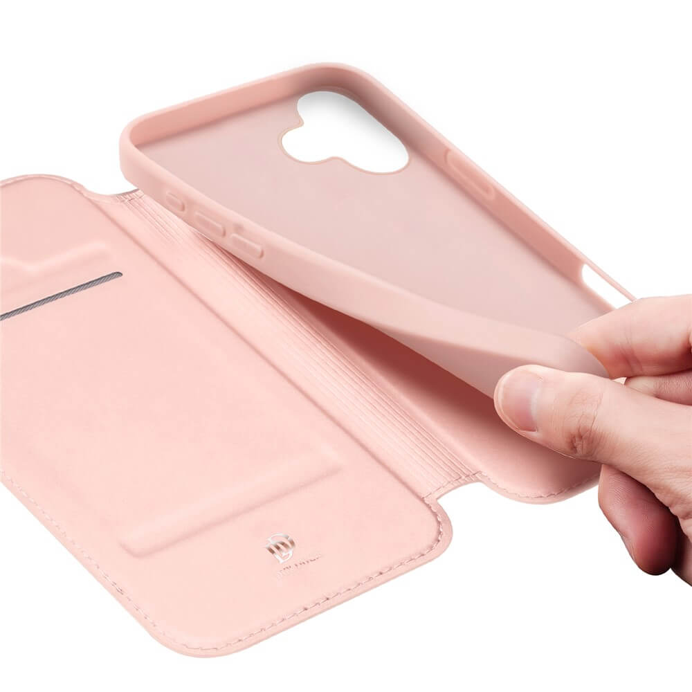 Eine Hand hält das rosafarbene Dux Ducis Skin Pro Flip Case für das iPhone 17, das über ein flexibles Design und ein Kartenfach im Inneren verfügt.
