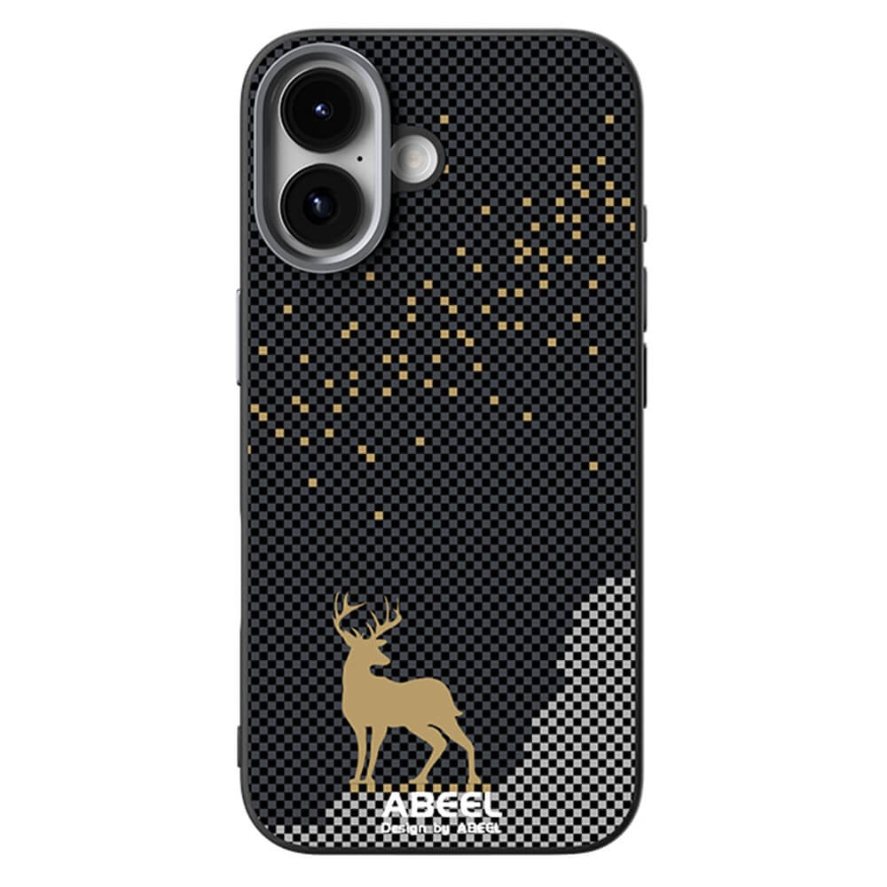 #farbe_hirsch|Die ABEEL iPhone 17 Silikonhülle hat ein schwarzes Karomuster, ein goldenes Hirschmotiv, verstreute goldene Punkte und den Schriftzug "ABEEL". MagSafe kompatibel-schützt und stylt dein iPhone 17.