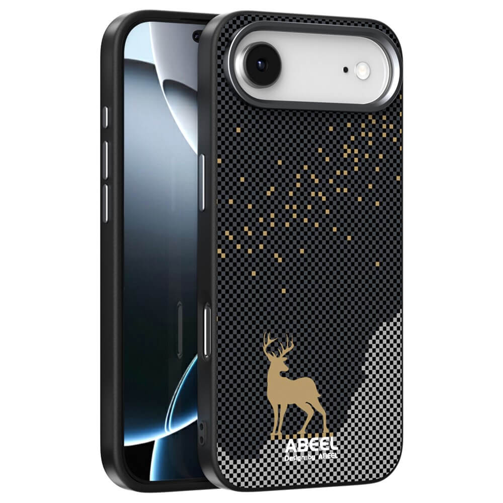 Die ABEEL Silikon Hülle mit Motiv für das iPhone 17 Air verfügt über ein schwarzes Karbonfaser-Design mit einem goldenen Hirsch und Akzenten. MagSafe kompatibel, bietet diese Handyhülle stilvollen Schutz für Ihr Gerät.