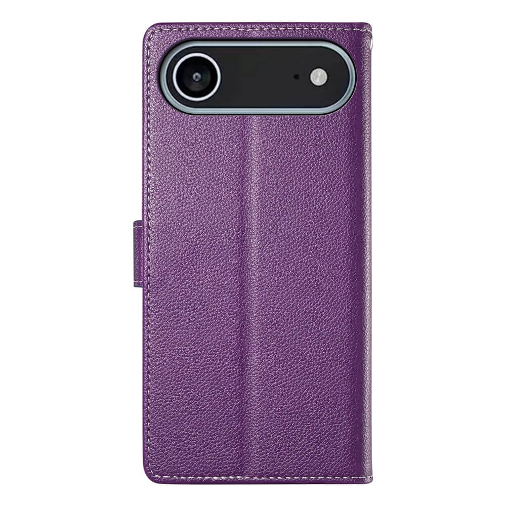 Das Cover-Discount iPhone 17 Air - Leder Etui Hülle Struktura Design ist eine lilafarbene Ledertasche mit einer Kameraaussparung oben links, geschlossen und aufrecht - der ideale Schutz für Ihr iPhone 17 Air.