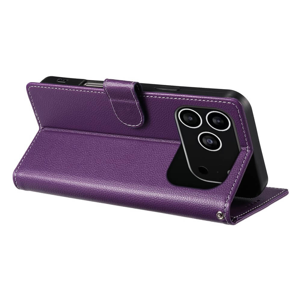 Das Cover-Discount iPhone 17 Pro - Leder Etui Hülle Struktura Design ist eine lilafarbene, faltbare Ledertasche mit einem Ständer und Platz für drei rückseitige Kameras.