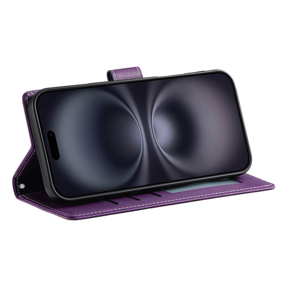 Ein lilafarbenes Cover-Discount iPhone 17 Pro - Leder Etui Hülle Struktura Design stützt das Telefon horizontal mit seiner Standfunktion und zeigt einen dunklen Bildschirm an.