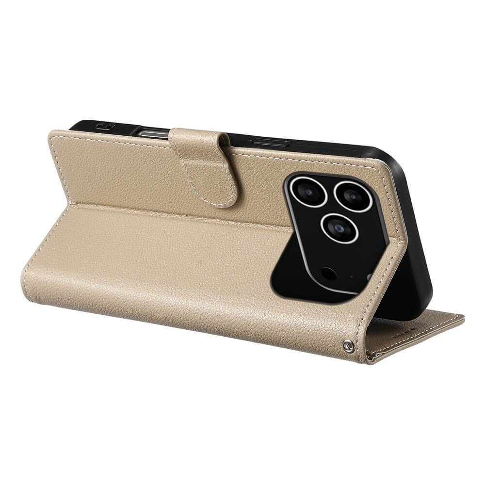 Ein iPhone 17 Pro in einem beigen Cover-Discount Leder Etui Hülle Struktura Design, das zur bequemen Betrachtung horizontal aufgeklappt ist.