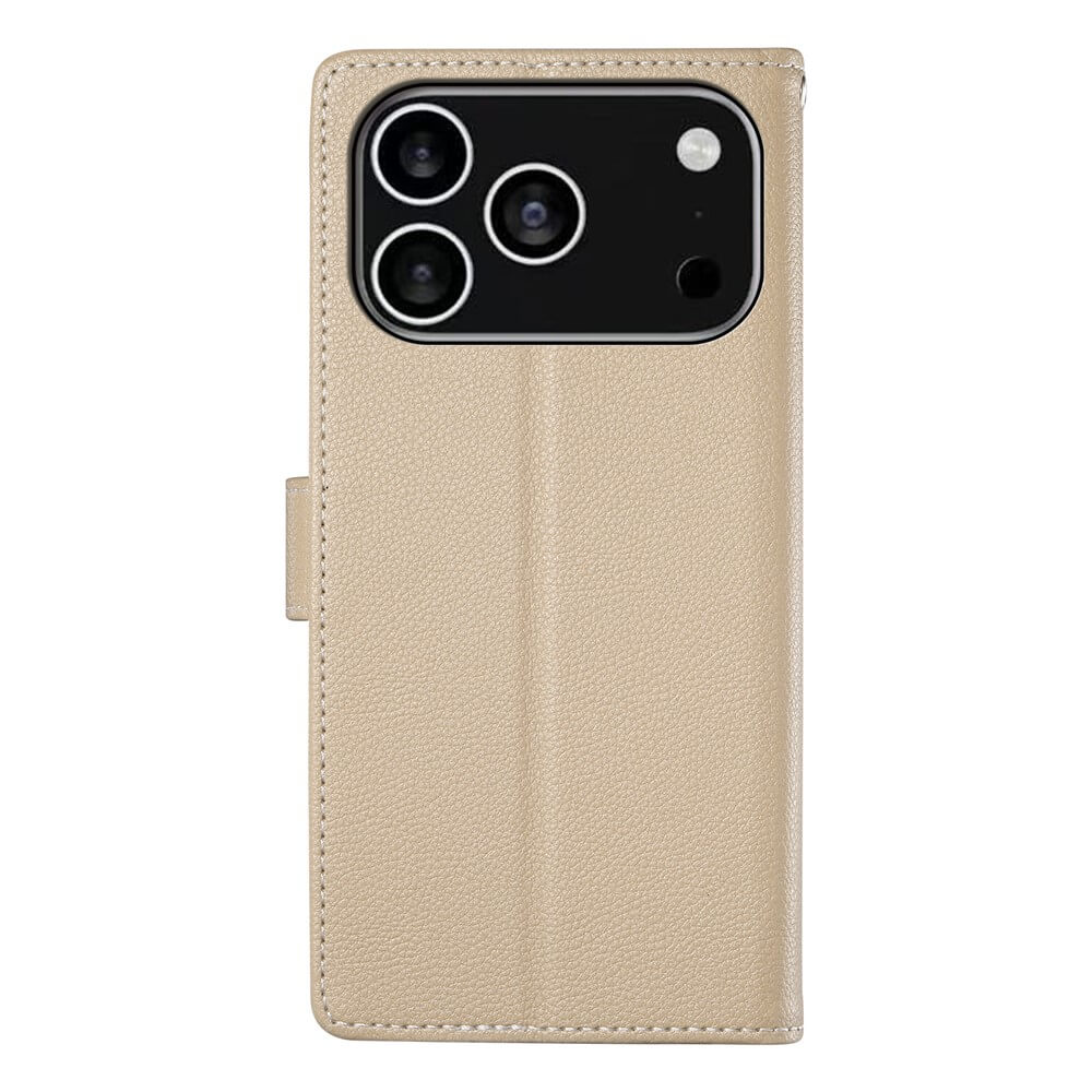 Die iPhone 17 Pro - Leder Etui Hülle Struktura Design von Cover-Discount in Beige verfügt über Kameraausschnitt und magnetischen Verschluss; hier ist die Rückseite abgebildet.