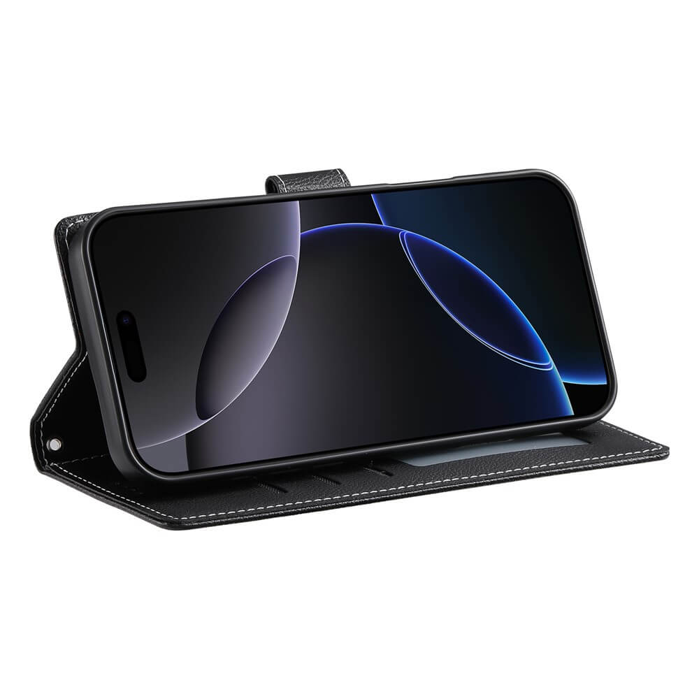 Ein iPhone 17 Pro in einem schwarzen Leder Etui Hülle Struktura Design von Cover-Discount wird in einer horizontalen Standposition präsentiert.