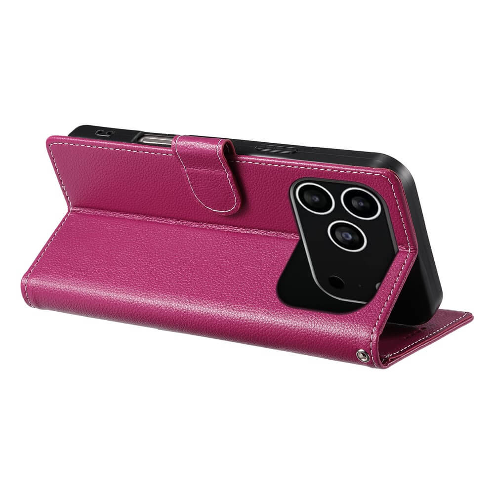 Das Cover-Discount iPhone 17 Pro Leder Etui Hülle Struktura Design in lila verfügt über einen Ständer, mit dem Sie Ihr Smartphone im Querformat halten können.