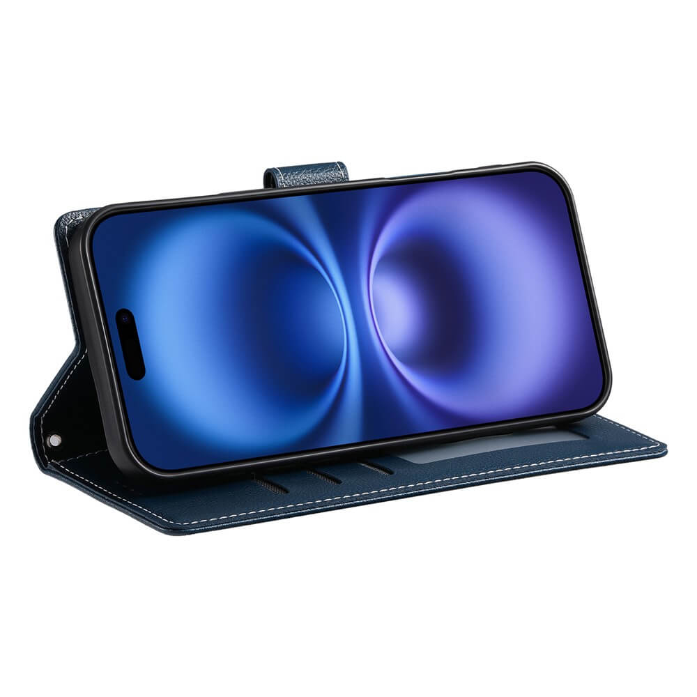 Ein iPhone 17 Pro in einem blauen Leder Etui Hülle Struktura Design von Cover-Discount wird horizontal wie ein Ständer gehalten und zeigt ein blaues abstraktes Hintergrundbild.