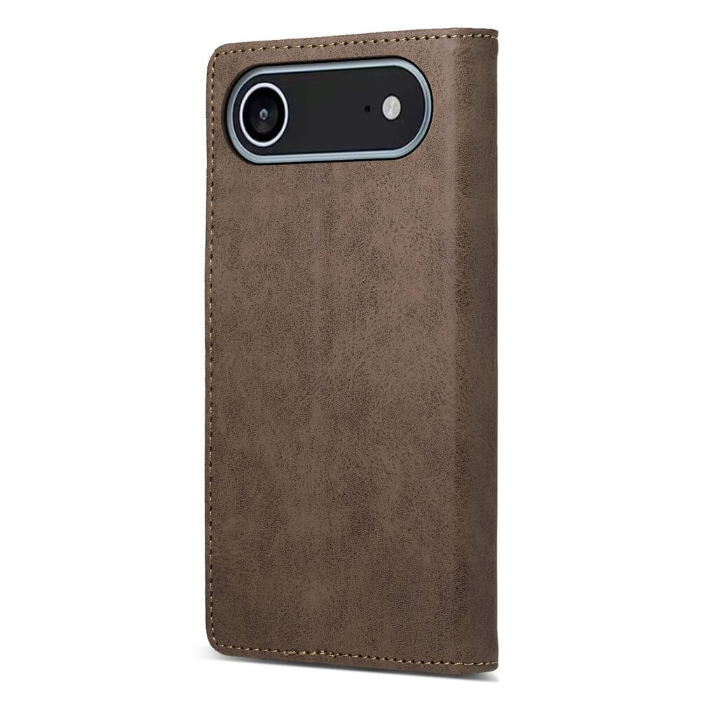 Das Cover-Discount iPhone 17 Air - Flip Case mit RFID Blocker, in braunem Leder mit Kameraaussparung, steht aufrecht angewinkelt und schützt dank RFID-Blockierung vor Datendiebstahl.