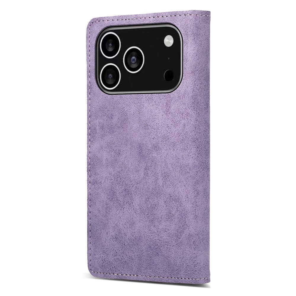Die Cover-Discount iPhone 17 Pro - Flip Case mit RFID Blocker in Lavendel verfügt über eine strukturierte Oberfläche und schützt Ihr Triple-Kamera-Smartphone mit Stil und Sicherheit.