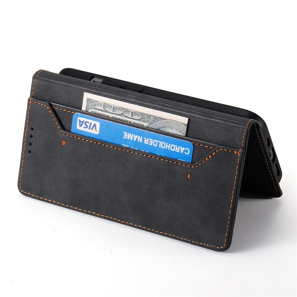 Das Cover-Discount iPhone 17 Pro - Flip Case mit RFID Blocker in schwarzem Leder bietet Platz für Bargeld und Karten, lässt sich als Ständer aufstellen und ist das perfekte Accessoire für Ihr iPhone 17 Pro auf weißem Hintergrund.