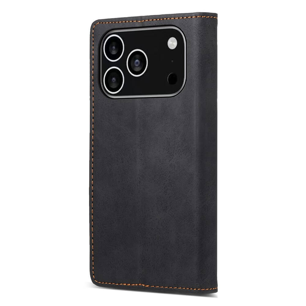 Das Cover-Discount iPhone 17 Pro - Flip Case mit RFID-Blocker ist eine schwarze Ledertasche mit orangefarbenen Nähten, die für Smartphones mit Triple-Kamera und Blitzlicht konzipiert ist und zusätzliche Sicherheit durch integrierte RFID-Blockierung bietet.