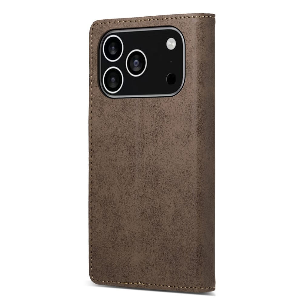 Das Cover-Discount iPhone 17 Pro - Flip Case mit RFID Blocker in braunem Leder steht aufrecht mit einem Kameraausschnitt vor weißem Hintergrund und bietet zusätzliche Sicherheit durch RFID-Blockierung.