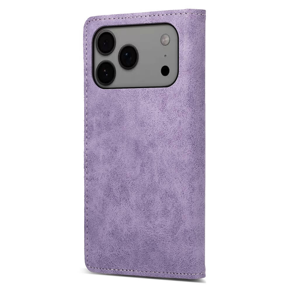 Das Cover-Discount iPhone 17 Pro Max - Flip Case mit RFID Blocker in lila Leder mit Kameraausschnitt ist aufrecht stehend auf weißem Hintergrund abgebildet.