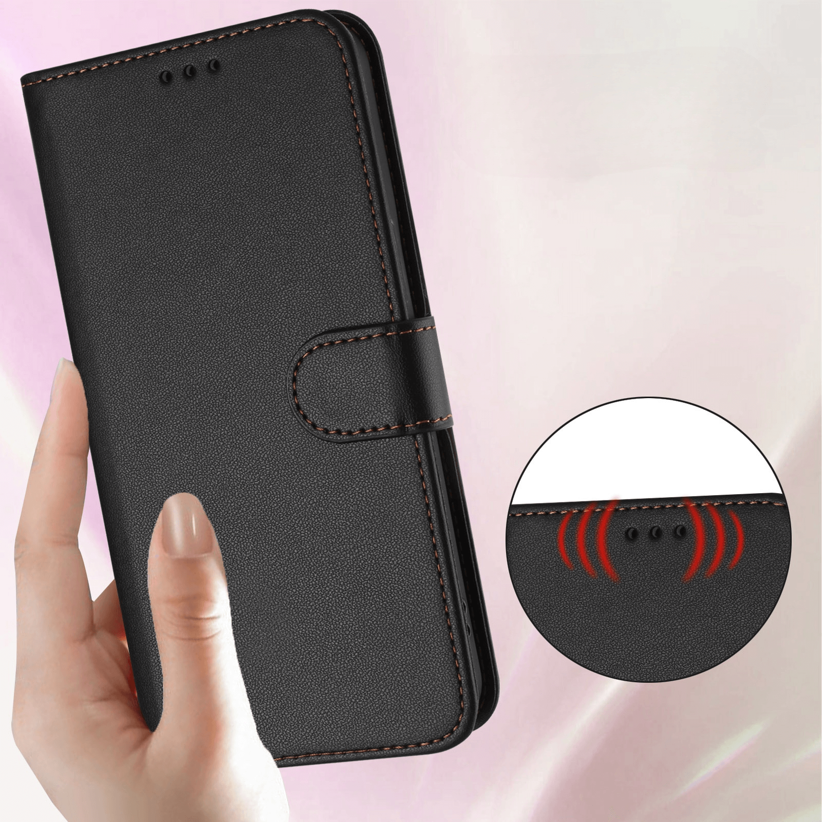 Eine Hand hält das Cover-Discount iPhone 17 Pro Max Glänzendes Hüllen Etui mit Handschlaufe, ein schwarzes Etui mit braunen Nähten und Magnetverschluss, in der Nahaufnahme.