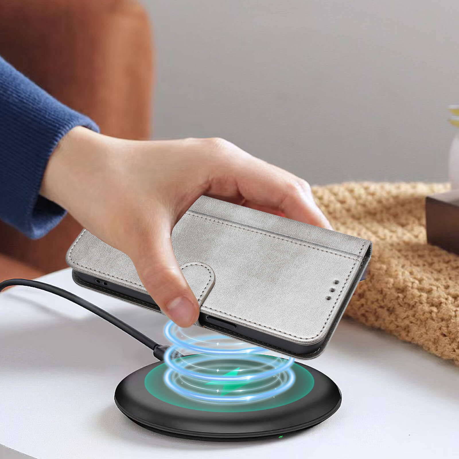 Eine Hand legt das Cover-Discount iPhone 17 Pro - Retro Look Etui im Vintage Design auf ein mit blauem Licht leuchtendes Wireless Charging Pad.