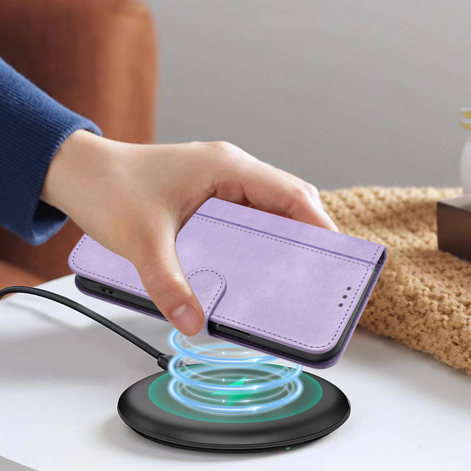 Eine Hand legt ein Cover-Discount iPhone 17 - Retro Look Etui im Vintage Design auf ein drahtloses Ladepad auf einem Tisch.