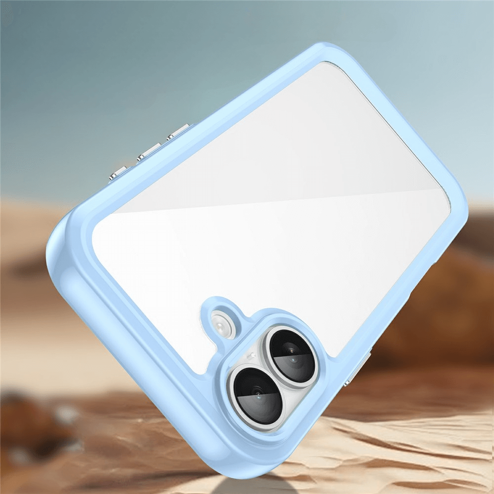 Ein iPhone 17 mit der "Schützenden Acryl-Handyhülle mit erhöhtem Rand" von Cover-Discount liegt auf Sand; ihr transparentes, blaues Design und die kratzfesten Kameraausschnitte sind gut sichtbar.