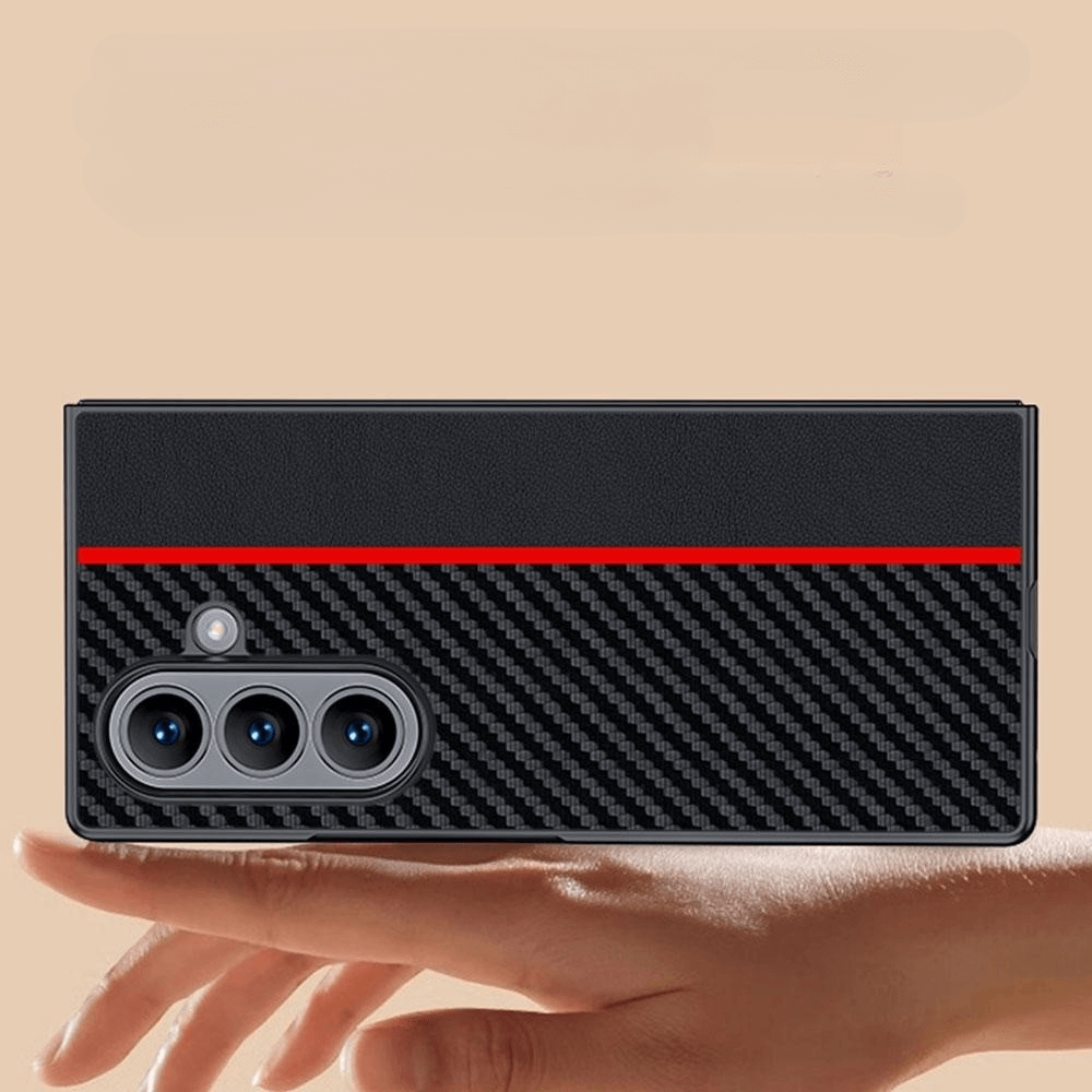 Eine Hand hält ein Galaxy Z Fold7 mit einer LC.IMEEKE Carbon Fiber Hülle in Schwarz, mit rotem Streifen und dreifachen Kameralinsen.