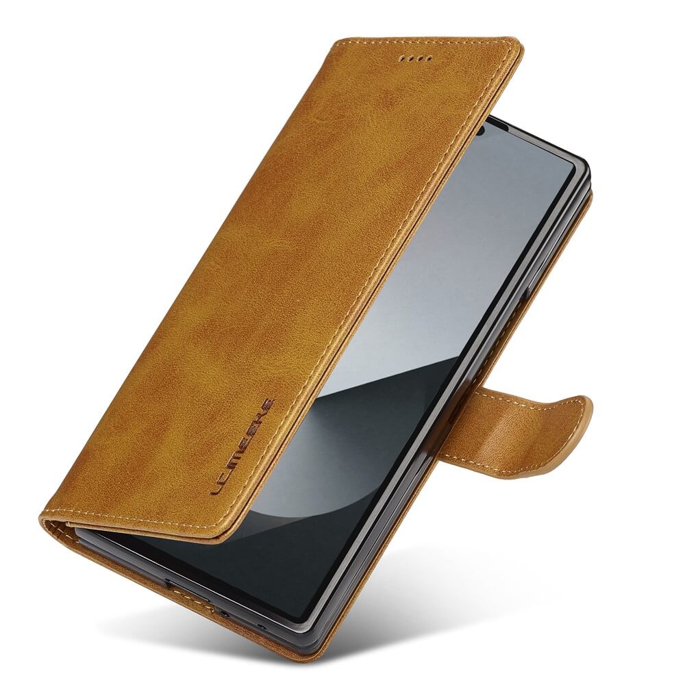 Ein teilweise geöffnetes LC.IMEEKE Leder Etui Hülle für das Galaxy Z Fold7 zeigt ein darin eingelegtes Smartphone.