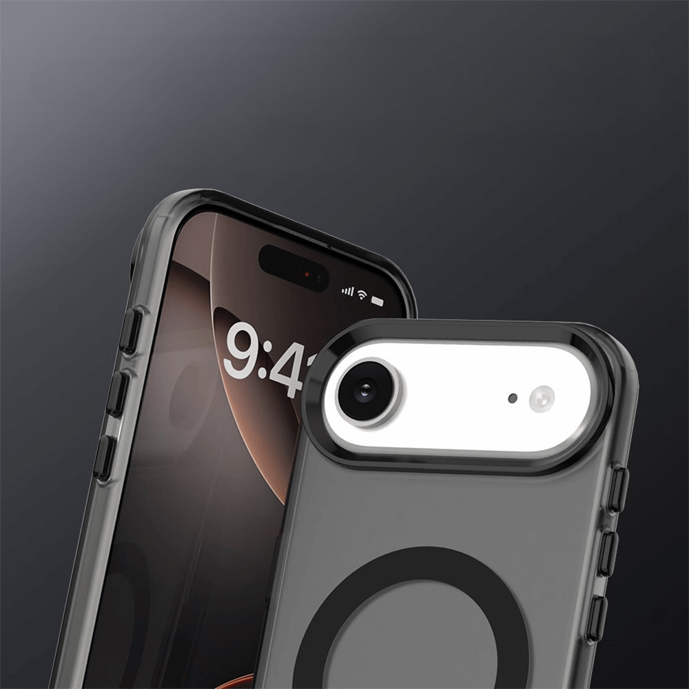 Zwei schwarze iPhone 17 Air Telefone sind mit der Cover-Discount Acryl-Handyhülle mit Magnet und Farbakzent ausgestattet - eines zeigt den Bildschirm, das andere die Kamera. Die Hülle schützt und unterstützt kabelloses Laden.