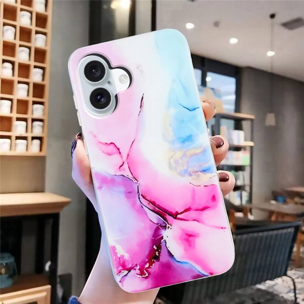 Eine Hand hält die Cover-Discount iPhone 17 - Silikon Hülle mit Marble Motiv in einem modernen Café, das stilvolles Marmor-Design mit schützender Funktionalität verbindet.
