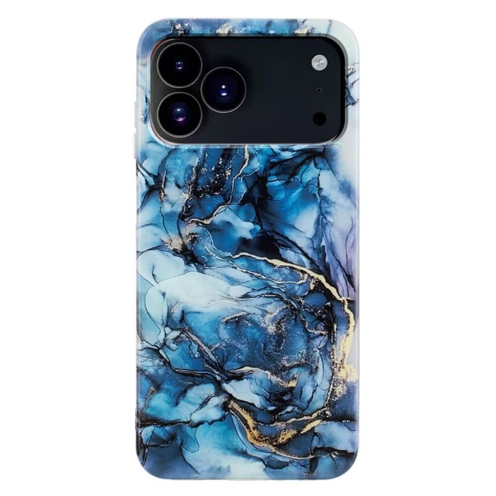 Das iPhone 17 Pro wird von der Rückseite mit einer Cover-Discount Silikon Hülle mit Marble Motiv in Blau und Gold gezeigt, die die Kameralinsen hervorhebt.