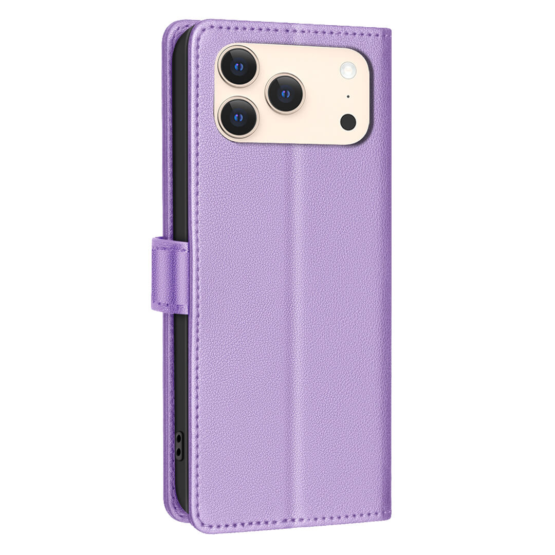 Ein iPhone 17 Pro in einer lila BINFEN Color Leder Etui Hülle mit Dreifach-Kamera und RFID-Blocker-Schutz.