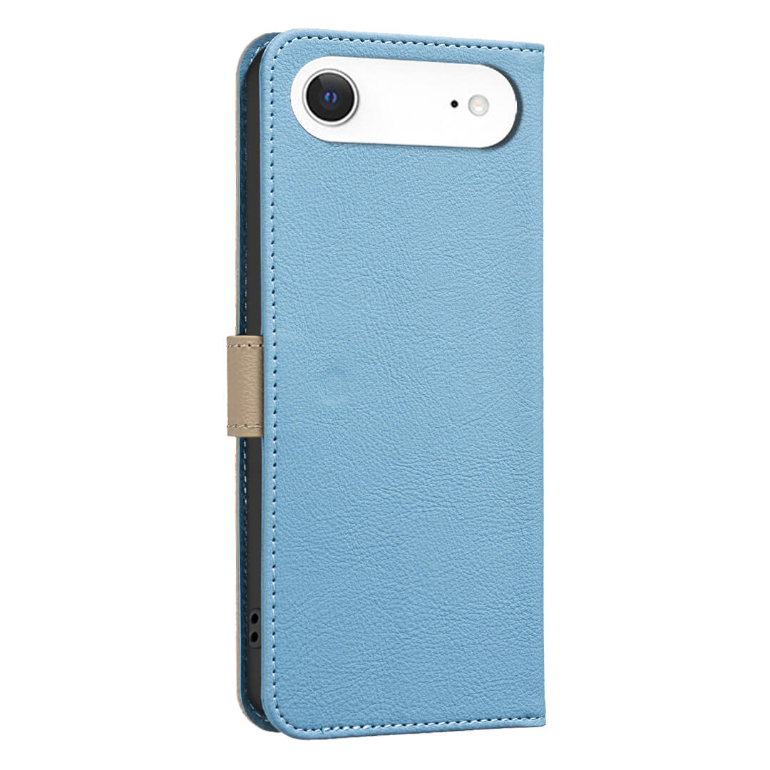 Die BINFEN Color iPhone 17 Air - BINFEN Ledertasche Floral ist eine hellblaue Flip-Tasche mit beigem Magnetverschluss, dezenter Blumenprägung, RFID-Schutz und passend für ein weißes Smartphone.